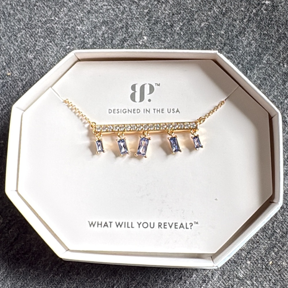 Radiant Gold and Sapphire Necklace with Intricate Detailing
